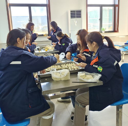 Latest company news about Om de emotionele uitwisseling tussen werknemers te bevorderen, organiseerde Taixing Yida dumpling activiteiten in de winterzonnewende.